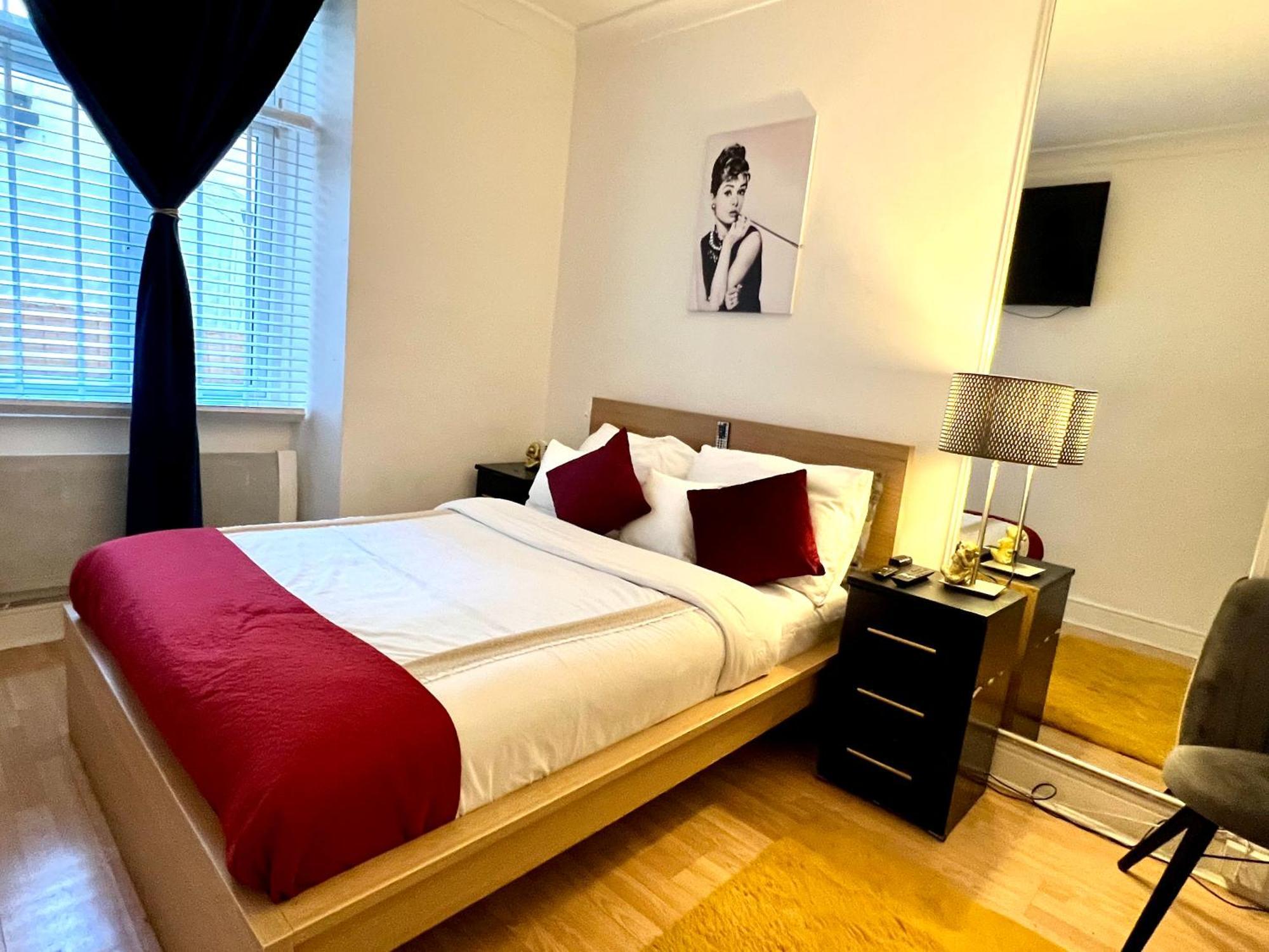 Knightsbridge One Bedroom Flat * Londra