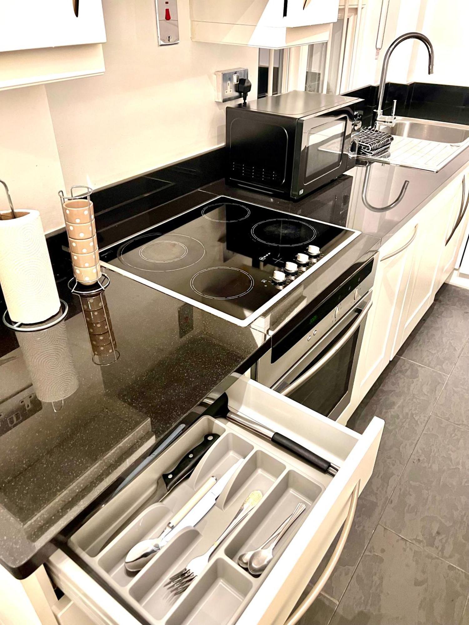 Knightsbridge One Bedroom Flat * Londra