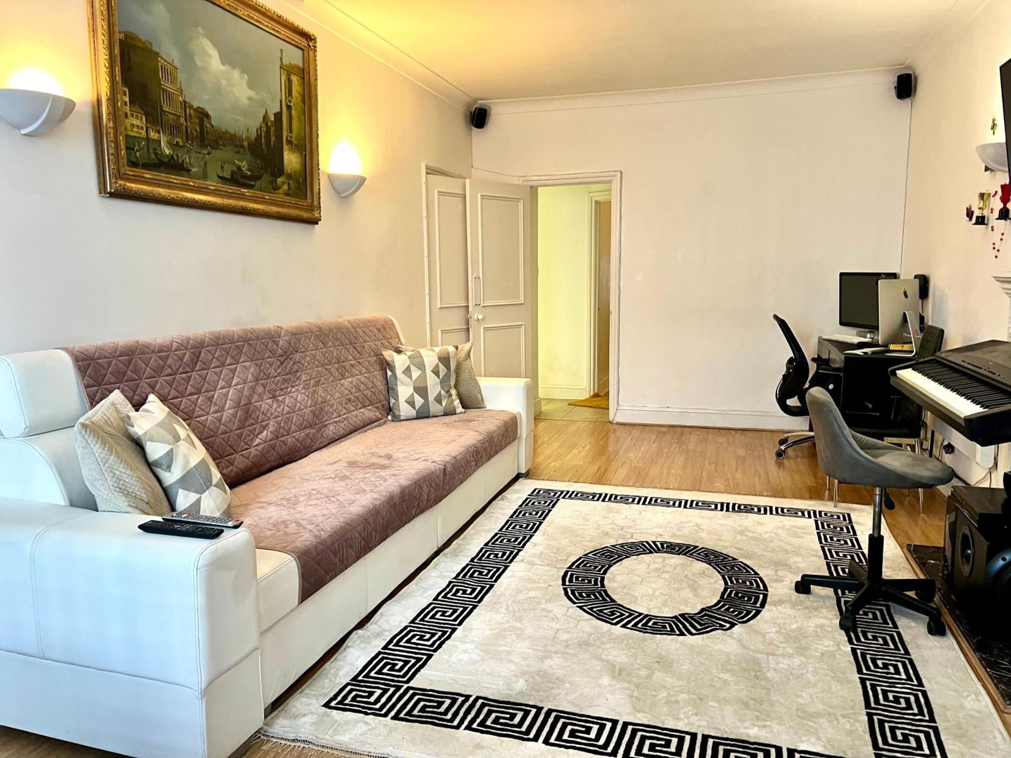 Knightsbridge One Bedroom Flat * Londra
